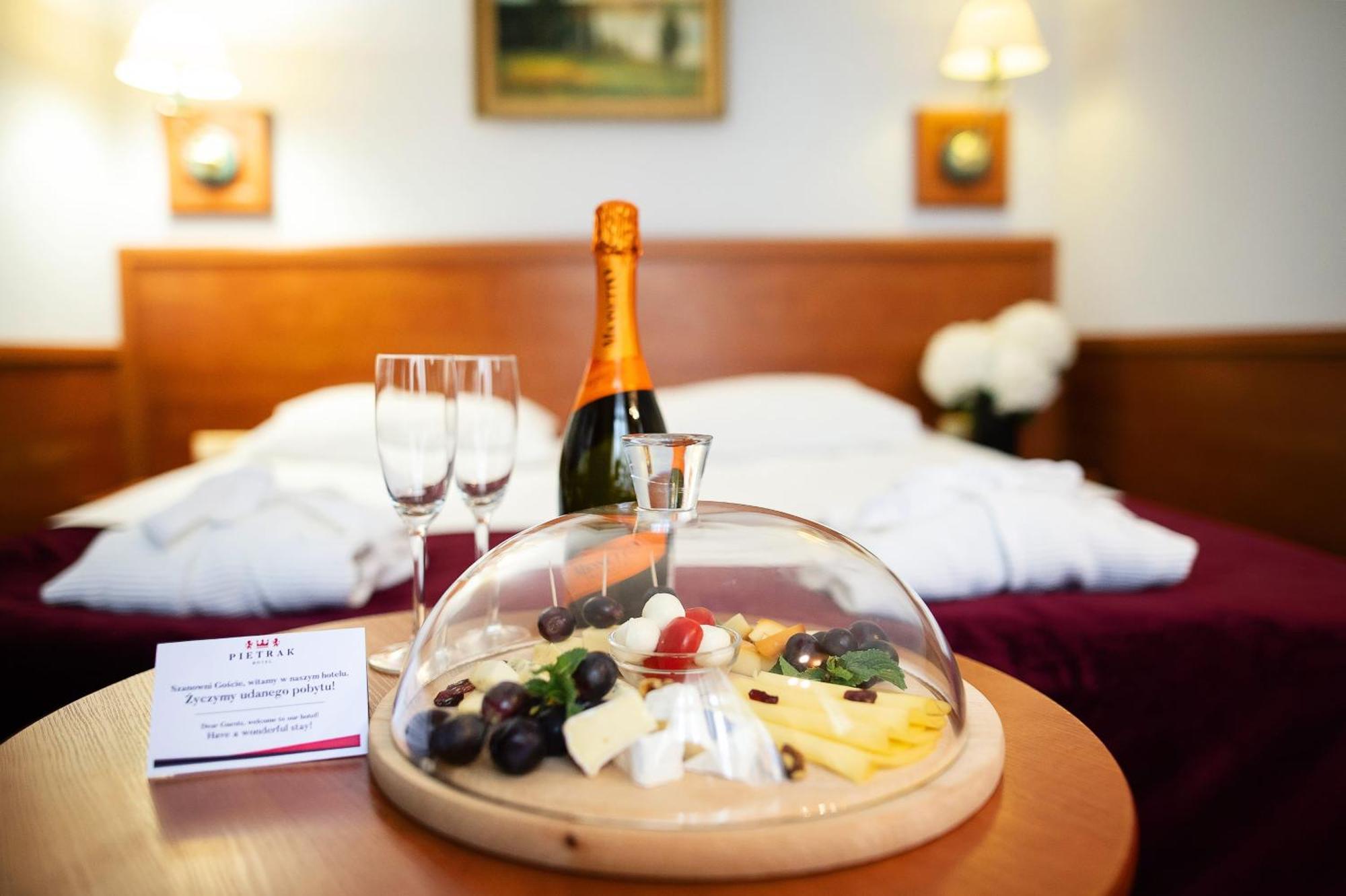 Pietrak Hotel Gniezno Eksteriør bilde